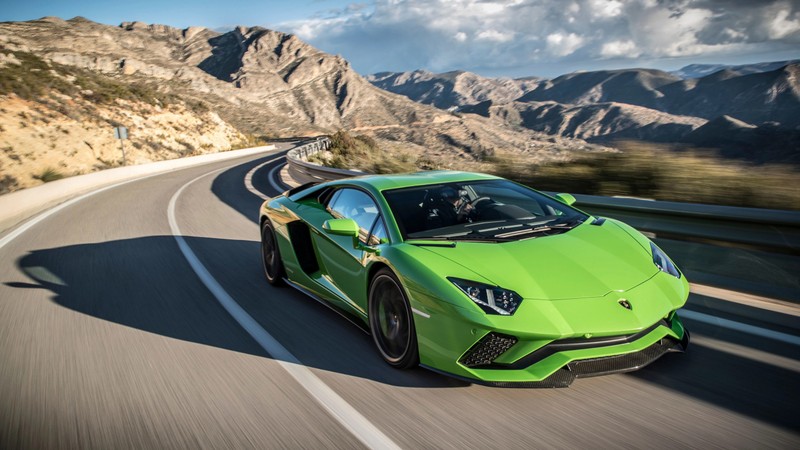 Зеленый спортивный автомобиль, едущий по горной дороге. (lamborghini, спортивный автомобиль, машина, lamborghini gallardo, суперкар)