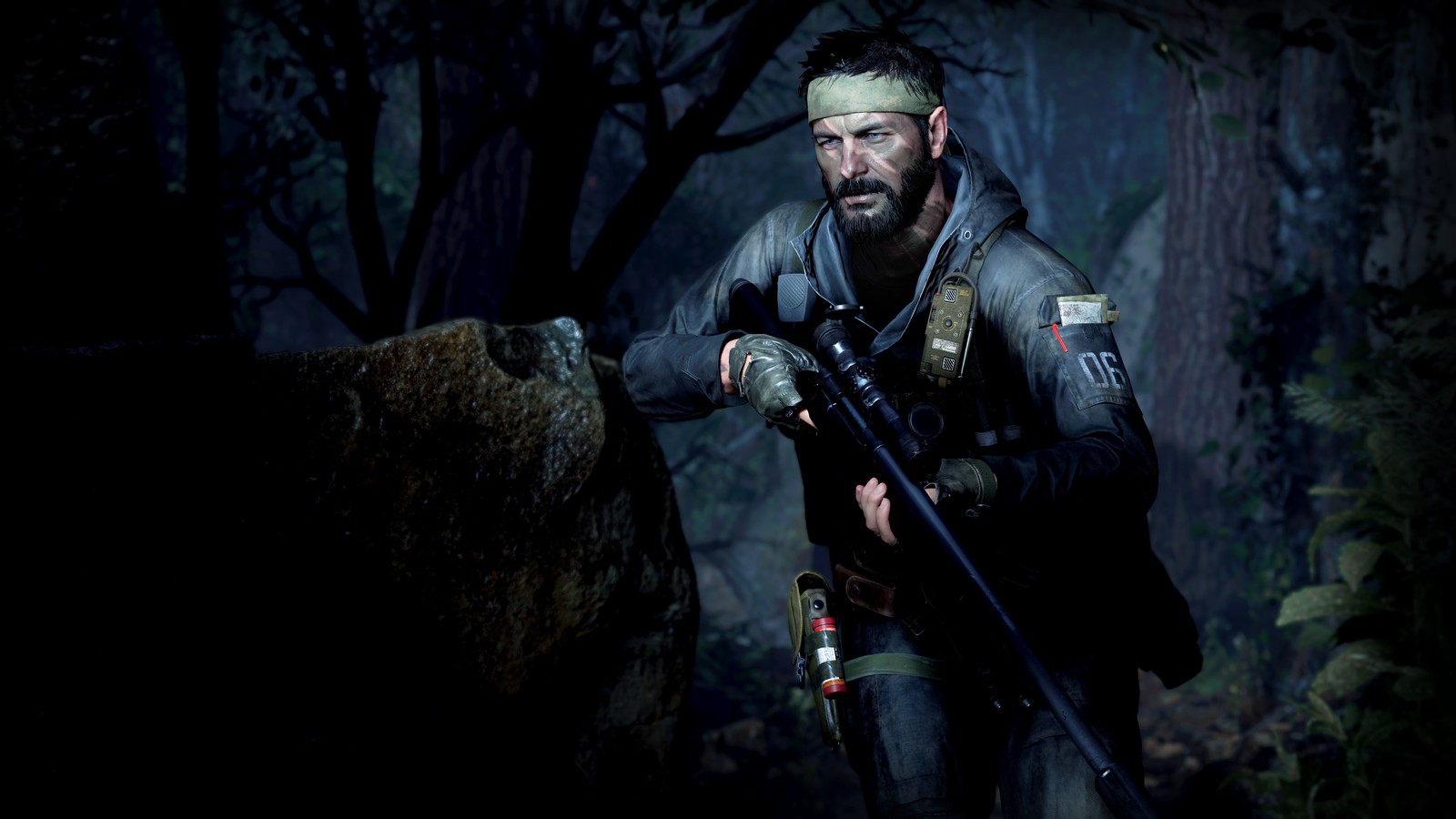 Primer plano de un hombre sosteniendo un rifle en un bosque (bacalao, videojuego, call of duty, frank woods)