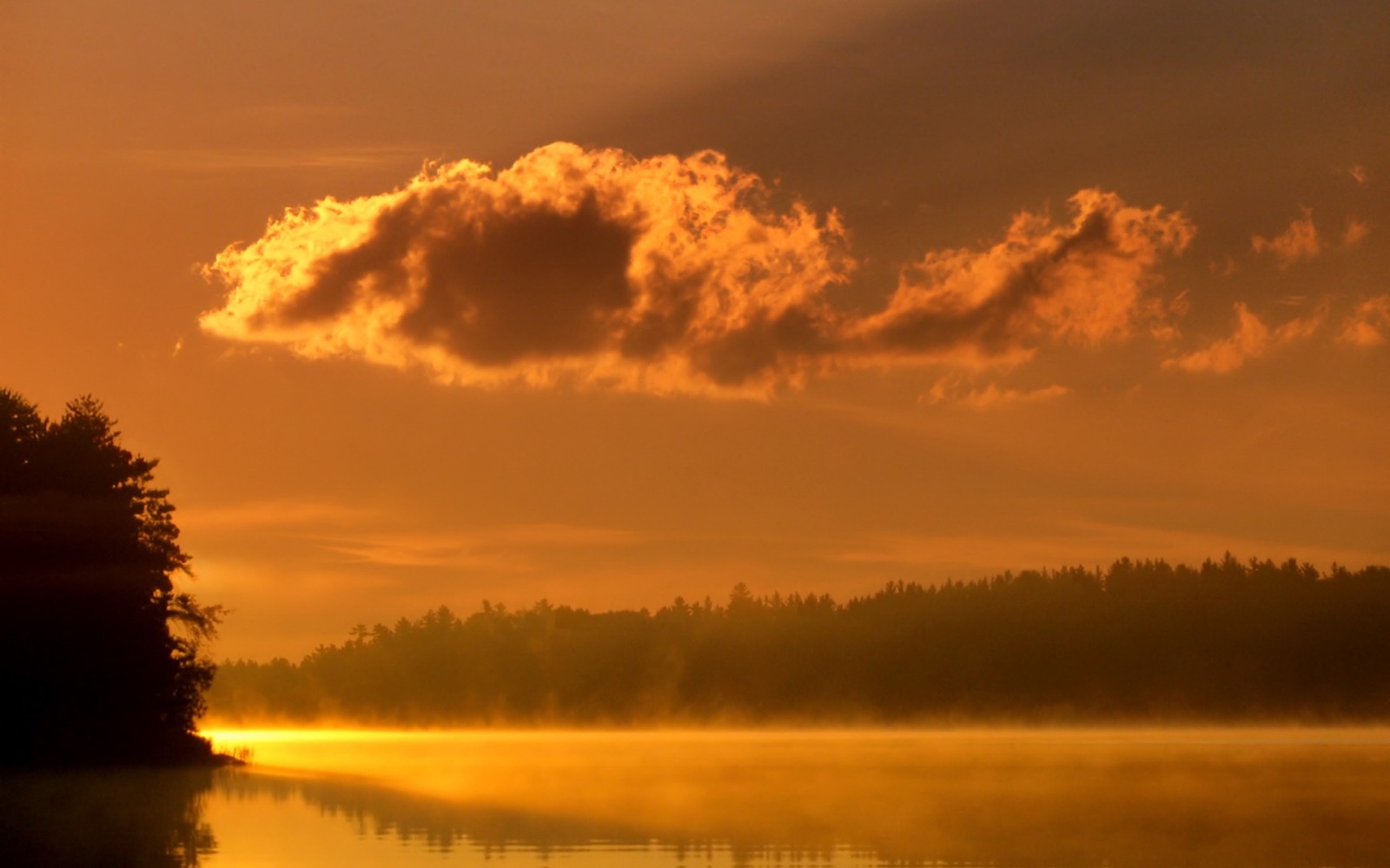 Un nuage fascinant au-dessus d'un lac avec une forêt en arrière-plan (nature, lever de soleil, réflexion, matin, crépuscule)