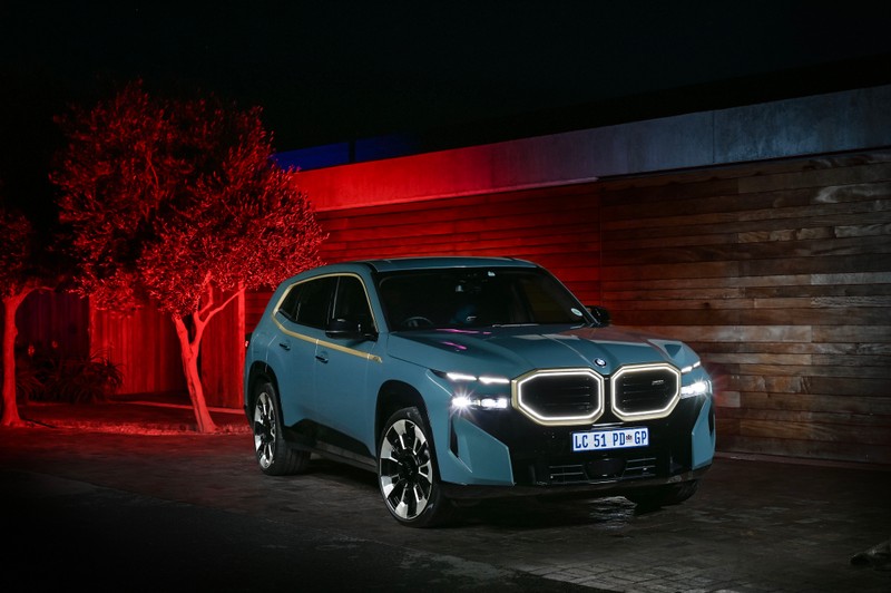 Концепт электрического внедорожника bmw показан на темной улице (bmw xm, производительность suv, гибридный, 2023, машины)