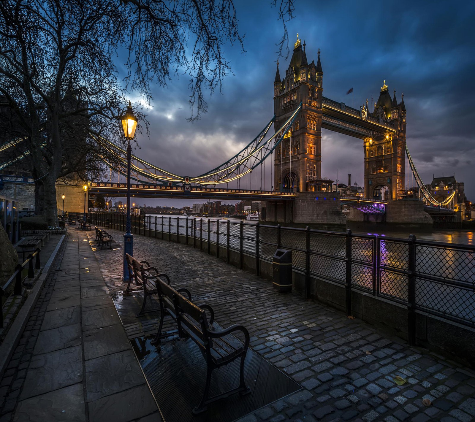 Uma vista de uma ponte com um banco e um poste de luz (londres, london, papel de parede)