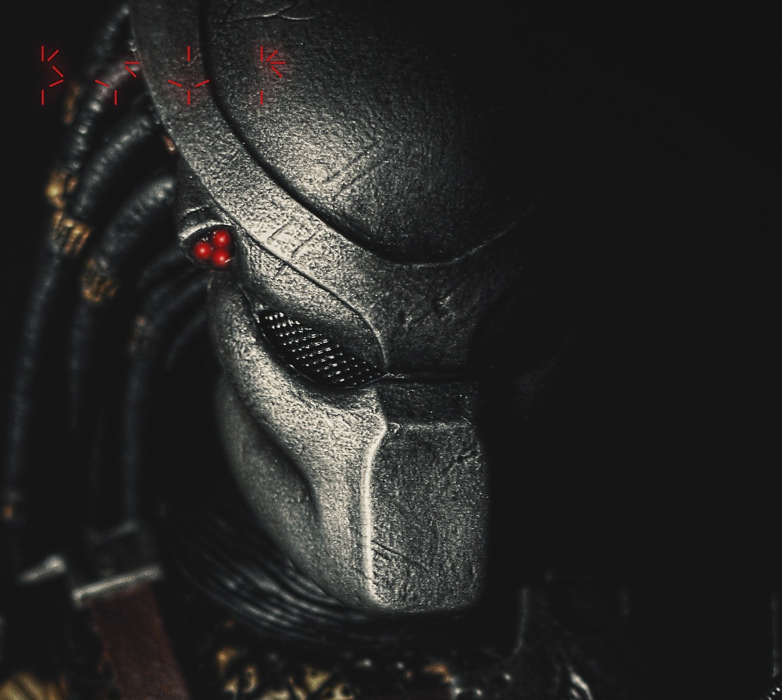 Eine nahaufnahme einer predator-maske mit einem roten auge (außerirdischer, avp, helm, maske, film)