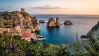 Côte sicilienne sereine : une vue tranquille de la mer Méditerranée et des formations rocheuses