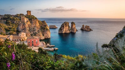 Costa siciliana serena: uma vista tranquila do mar Mediterrâneo e formações rochosas