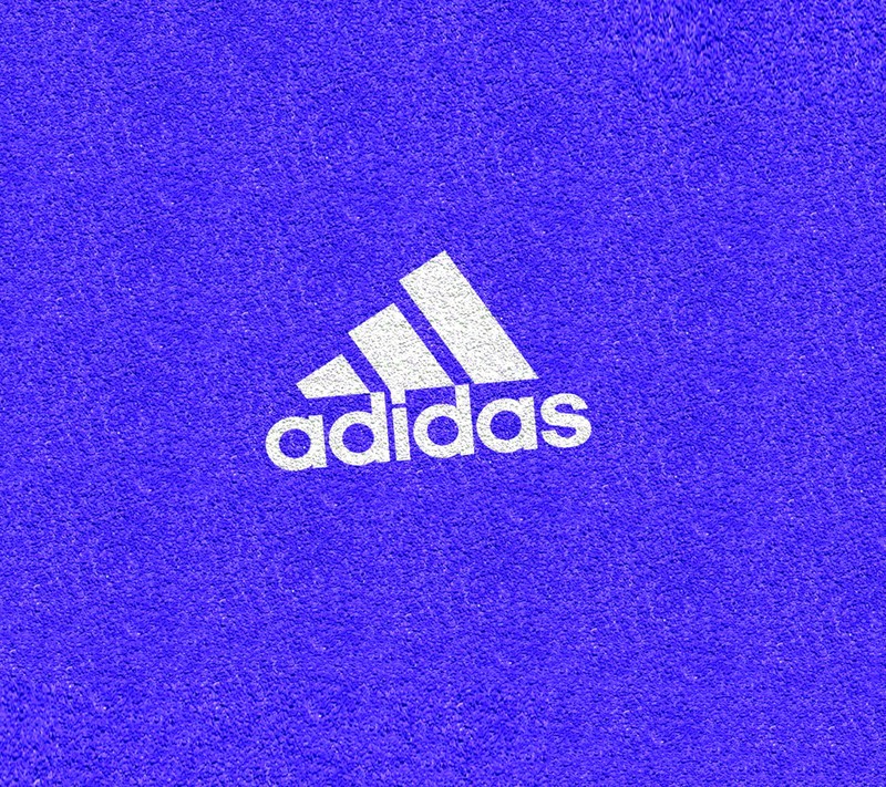 Логотип adidas на пурпурном фоне (синий, логотип)