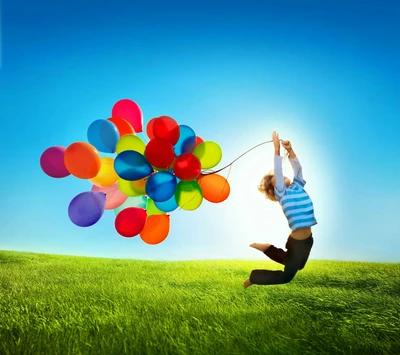 Niño alegre saltando con globos coloridos contra un cielo azul