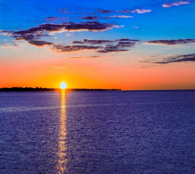 Deslumbrante pôr do sol sobre águas serenas