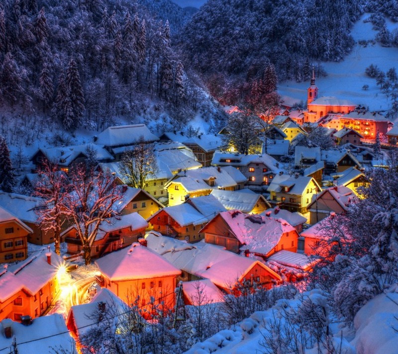 Eine aussicht auf ein dorf in den verschneiten bergen (natur, nacht, geist, winter)