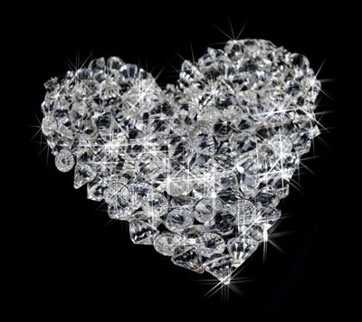 Disposición en forma de corazón de diamantes brillantes