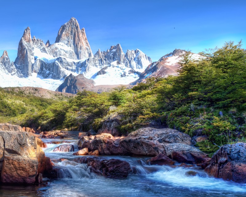 Montañas y un arroyo en primer plano com uma montanha ao fundo (2012, cat)