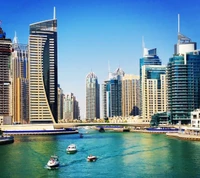 Malersiche Dubai Marina mit Booten vor einer Skyline moderner Wolkenkratzer