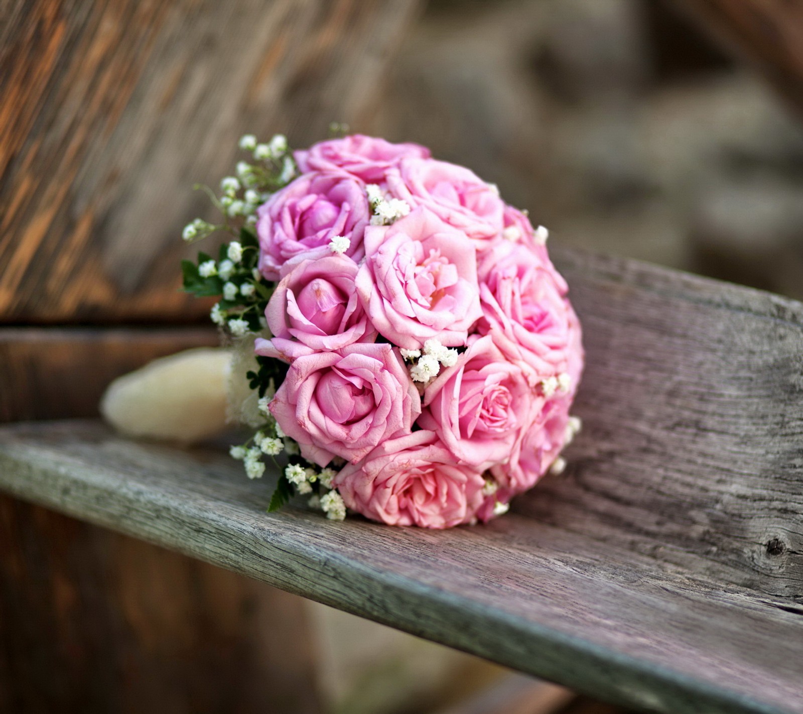 Il y a un bouquet de roses roses sur un banc (bouquet, fleurs, rose, roses, mariage)