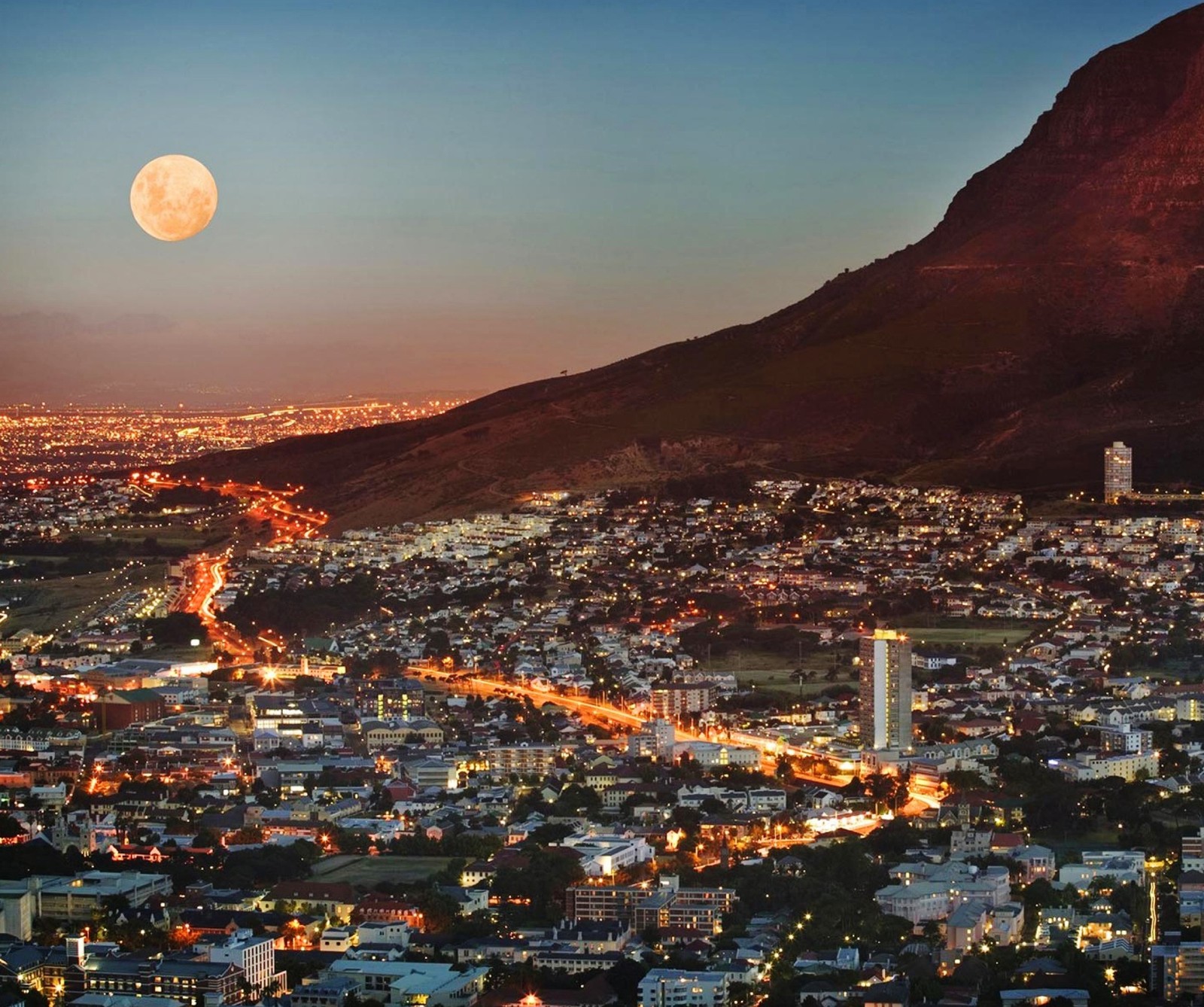 Uma vista de uma cidade com uma montanha ao fundo (cidade do cabo, cape town, cidade, luzes, lua)