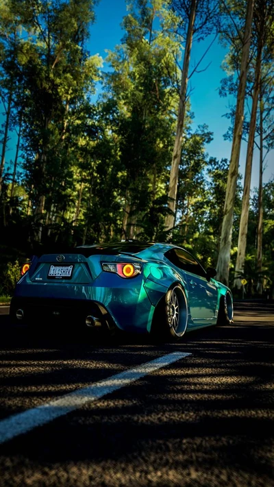 Voiture de sport verte élégante garée parmi de grands arbres sous un ciel bleu clair.