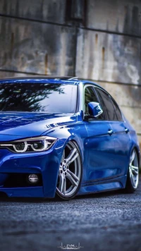 Elegante BMW F30 320 azul com rodas personalizadas