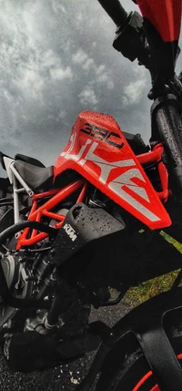 Moto dynamique KTM Duke 390 sous la pluie