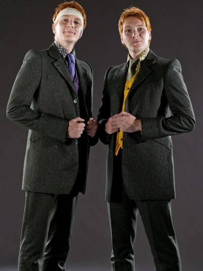 Fred et George Weasley en tenue formelle