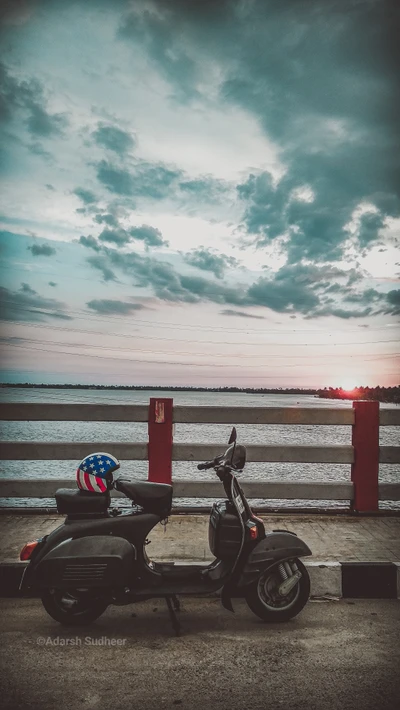 Scooter vintage au bord des eaux sereines au crépuscule à Kerala