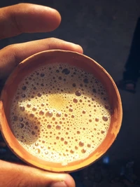 Café recién hecho en una taza tradicional