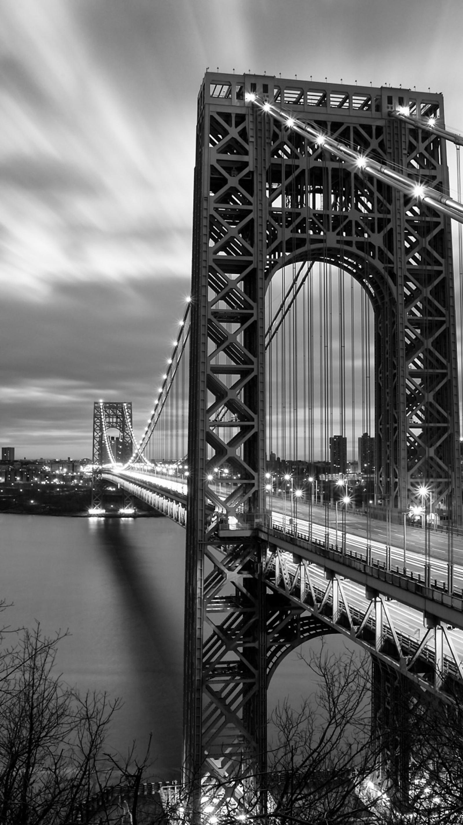 Una foto en blanco y negro de un puente sobre un río (nuevo, negro, blanco, blanco y negro, noche)