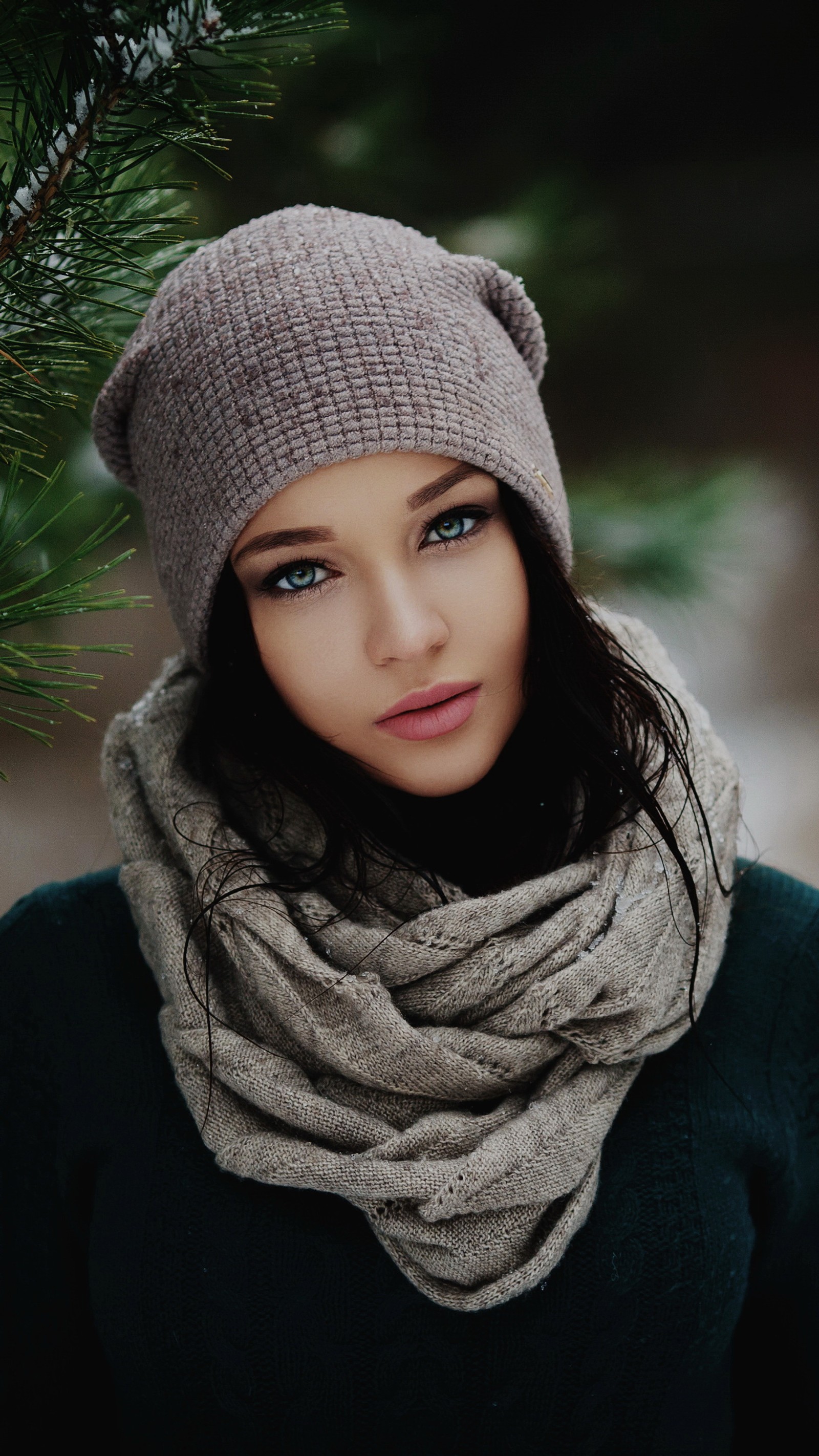 Una mujer con sombrero y bufanda con una bufanda alrededor de su cuello (bufanda, sombrero, ropa, gorro, gorra)