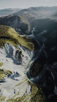 Terrain montagneux majestueux avec des pentes luxuriantes et des vallées de rivières sereines