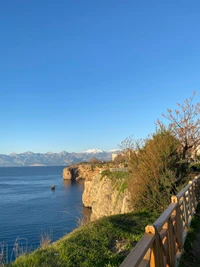 Vista costera serena con montañas y terreno exuberante