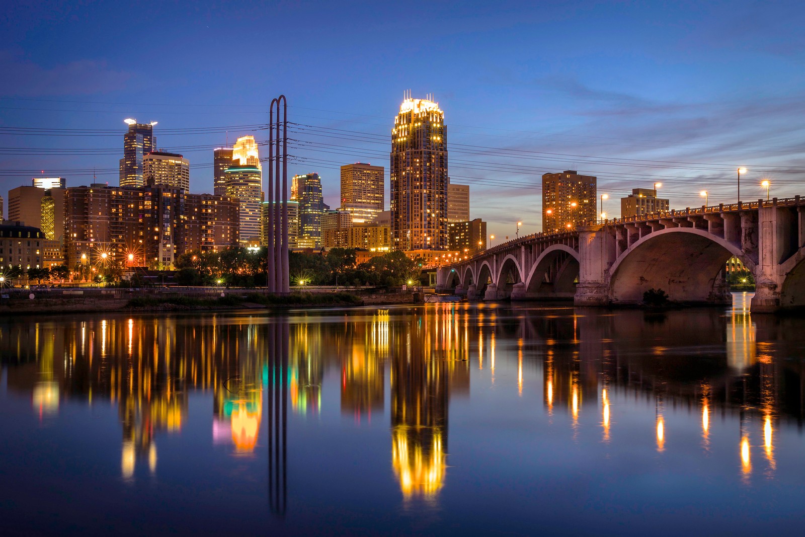 Vista aérea de um horizonte da cidade com uma ponte e um rio (minneapolis, noite, paisagem urbana, cidade, linha do horizonte)