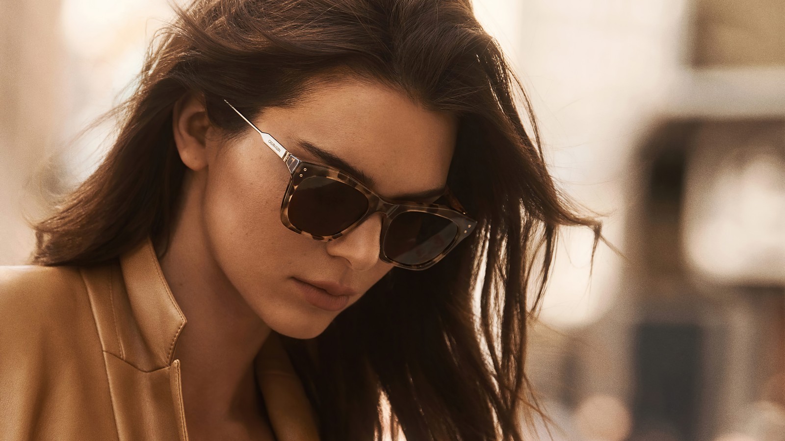 Femme arabe en lunettes de soleil regardant son téléphone portable (kendall jenner, américain, modèle, célébrité, femmes)