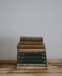 Pile de livres vintage sur une surface en bois