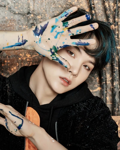 Suga avec des mains peintes : Une expression créative de l'artisanat