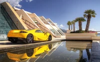 Deslumbrante supercarro amarelo refletido contra a arquitetura moderna e o céu limpo em Grand Theft Auto V