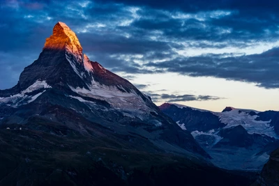 Majestoso Matterhorn ao amanhecer com alpenglow e nuvens dramáticas