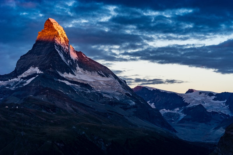 Вид на гору с очень высокой вершиной вдали (маттерхорн, matterhorn, альпийский свет, швейцария, альпы)