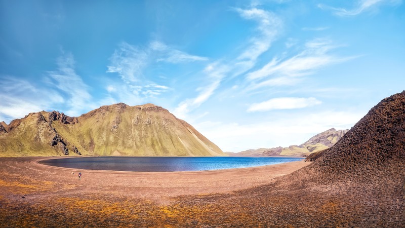 Человек, идущий по пляжу рядом с водоемом (lake myvatn, исландия, пейзаж, водоем, 5k)