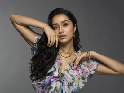 Retrato elegante de Shraddha Kapoor em traje floral