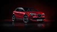 2024 Alfa Romeo Milano Elettrica: Impactante SUV Eléctrico Rojo Oscuro sobre un Fondo Dramático