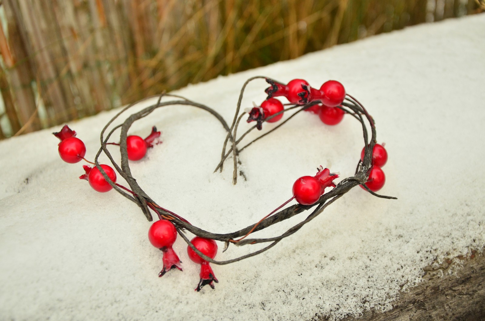 Gros plan d'une couronne en forme de cœur faite de baies rouges (cœur, rouge, accessoire de mode, bijoux, accessoire capillaire)