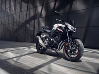 2024 Honda CB500 Hornet: Design de Streetfighter Elegante em Detalhes 4K