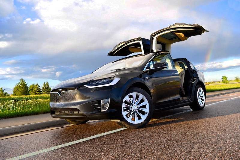 Близкий план tesla model x с открытыми дверями (машина, электромобиль, семейный автомобиль, кроссовер, понтиак)