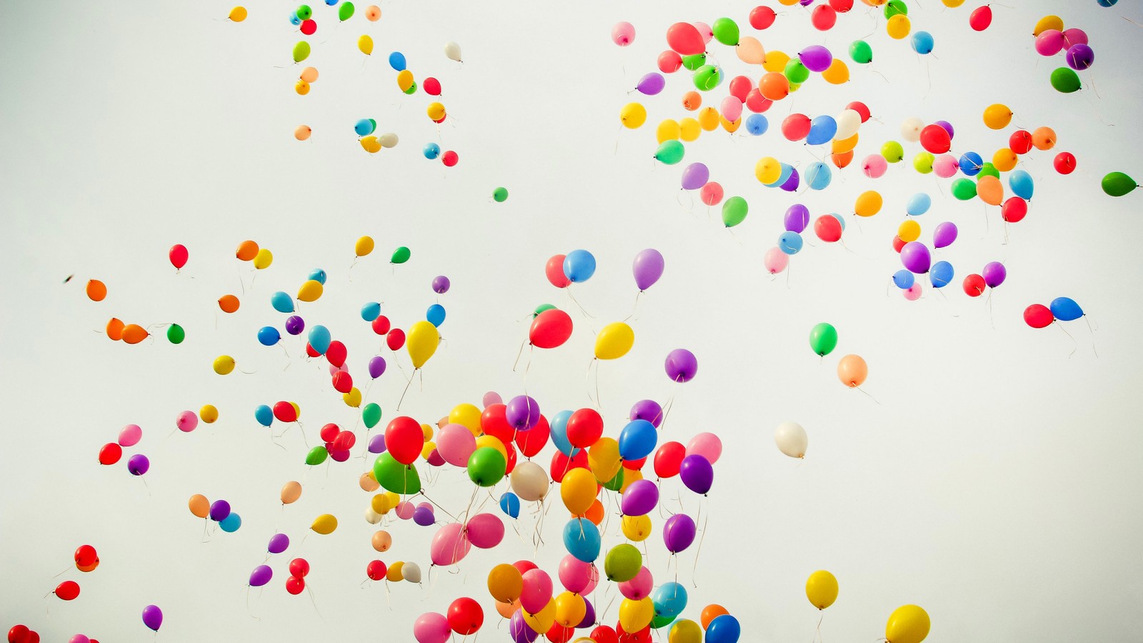 Des ballons volent dans les airs avec un fond de ciel (ballon, cœur, montgolfière, sac)