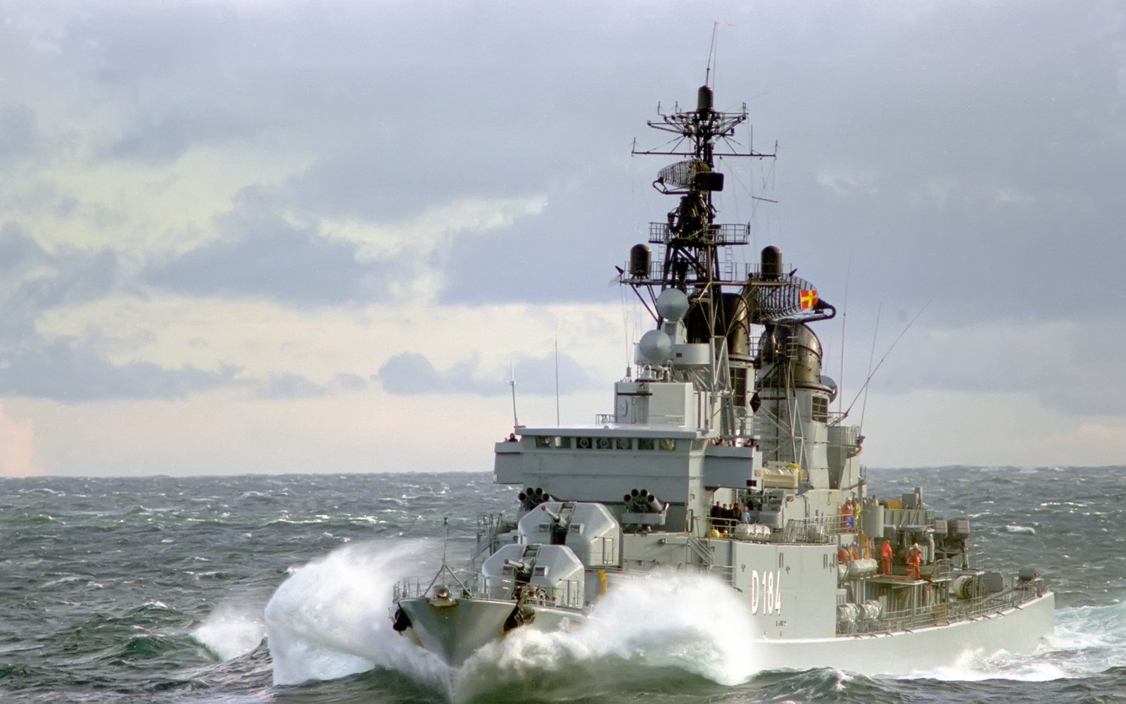 Imagem abstrata de um barco no oceano com uma grande onda (fragata, destruidor, navio de guerra, marinha, barco)