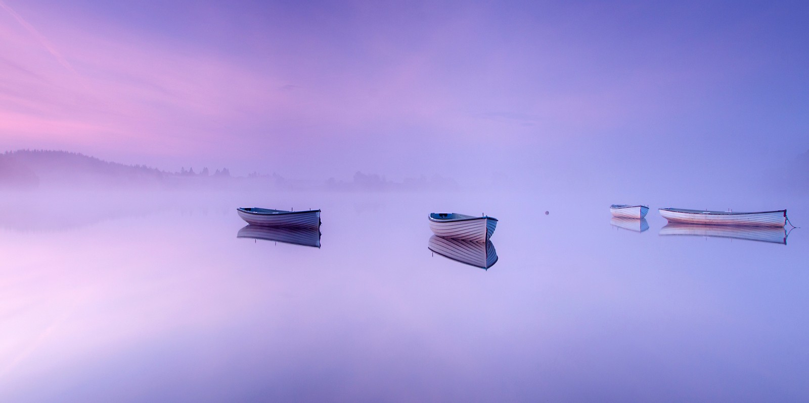 Три лодки плавают на воде в тумане (лох руски, loch rusky, эстетика, шотландия, лодки)