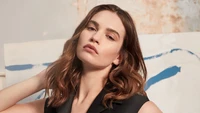 Lily James: Elegancia cautivadora en una sesión de fotos moderna