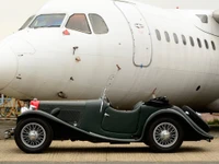 Klassische Automobil-Eleganz: Aston Martin im Flugzeug