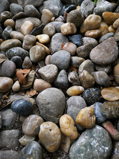 Guijarros variados en paisaje de roca natural