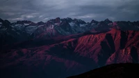 Montanhas majestosas banhadas em tons crepusculares