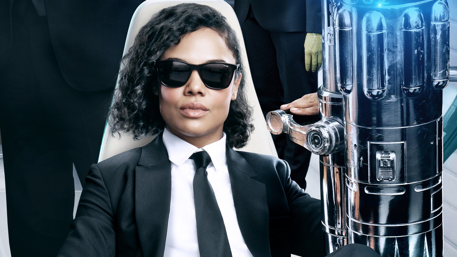 Imagen borrosa de un hombre en traje y gafas de sol sosteniendo una pistola (hombres de negro internacional, película, tessa thompson)