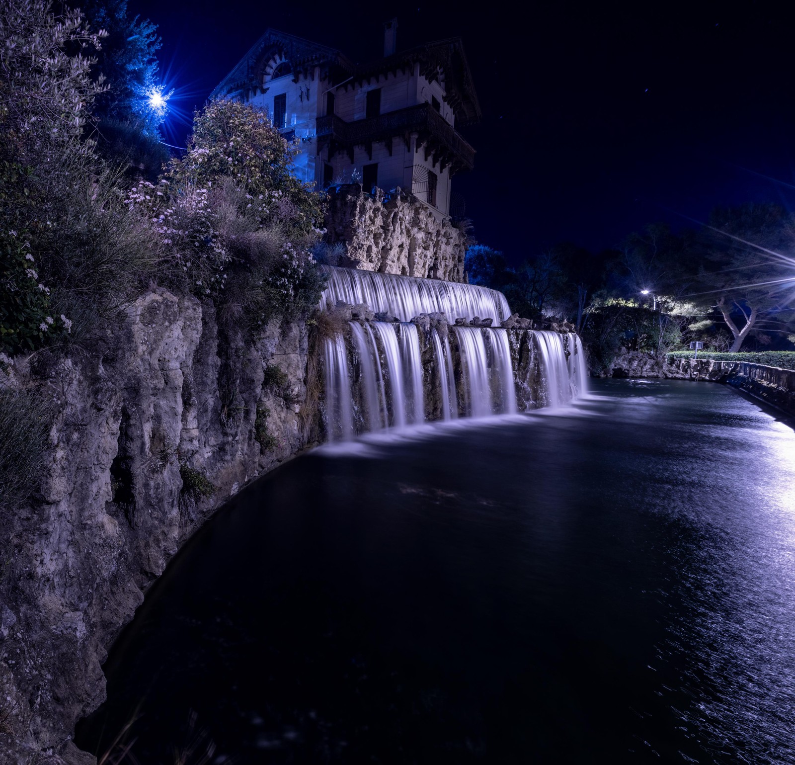 Водопад посреди реки с зданием на заднем плане (каскад гераут, cascade gairaut, gairaut waterfall, историческая достопримечательность, ночь)