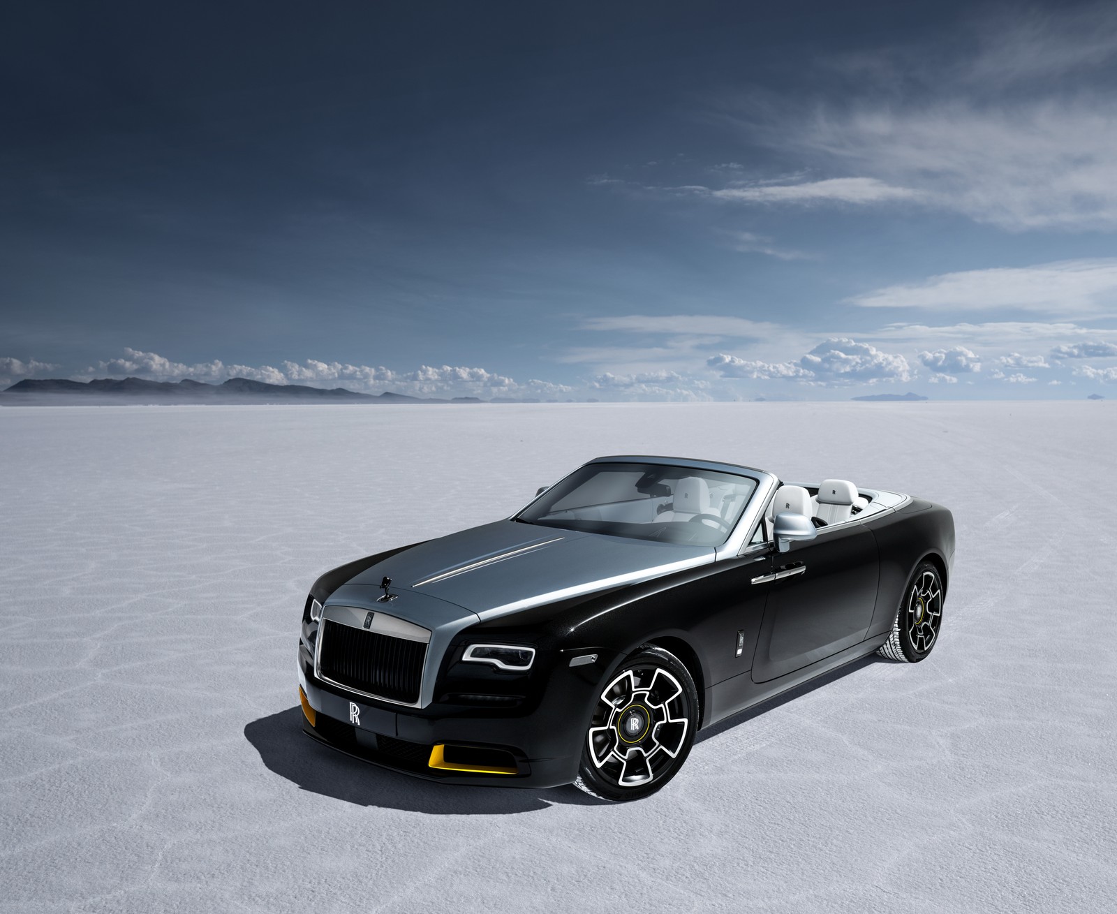 Eine nahaufnahme eines schwarzen autos auf einer wüstenebene (rolls royce dawn black badge, 8k, landspeed kollektion, 2021, 5k)